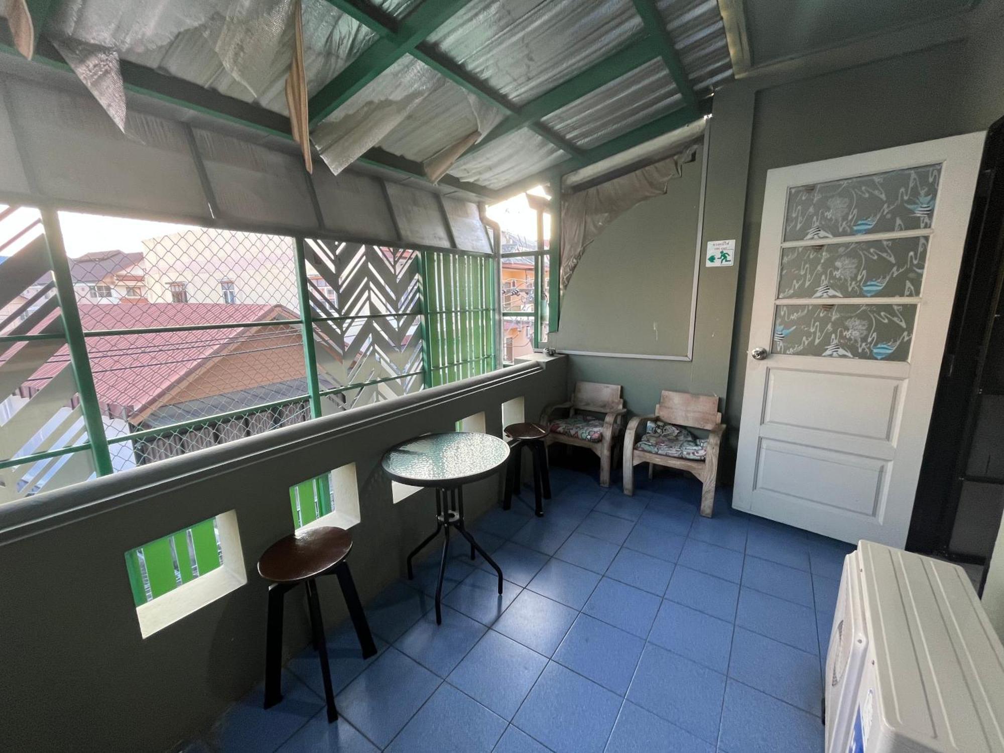 Lazy Gibbon 1 Chiang Mai - Tha Phae Gate Hostel ภายนอก รูปภาพ
