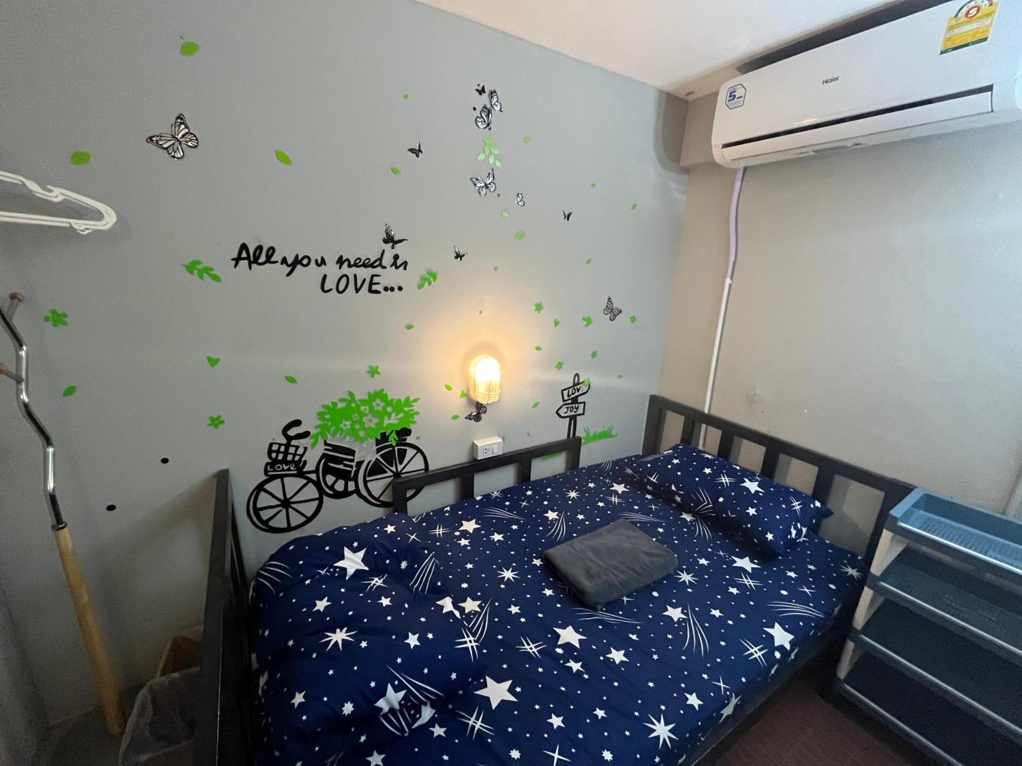 Lazy Gibbon 1 Chiang Mai - Tha Phae Gate Hostel ภายนอก รูปภาพ