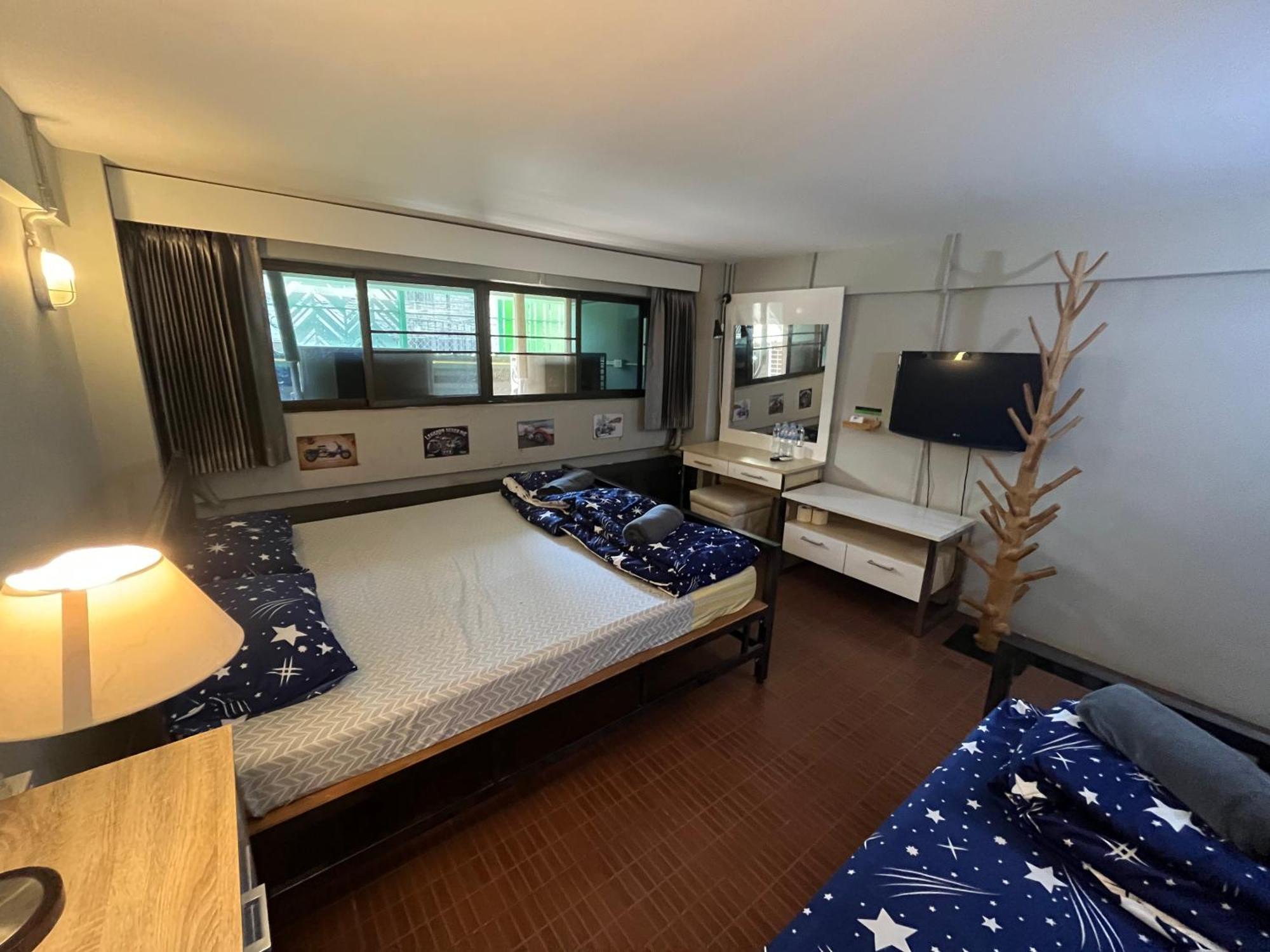 Lazy Gibbon 1 Chiang Mai - Tha Phae Gate Hostel ภายนอก รูปภาพ