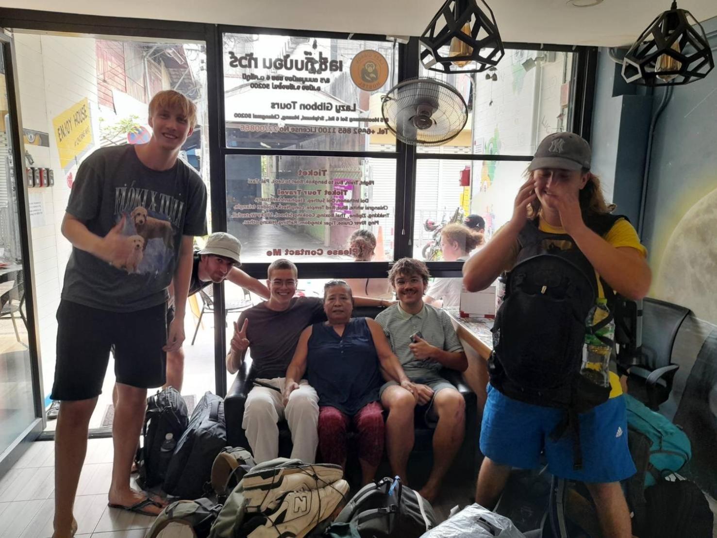 Lazy Gibbon 1 Chiang Mai - Tha Phae Gate Hostel ภายนอก รูปภาพ